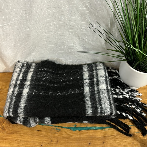 Banana Republic Rectangle Oversized fuzzy Scarf fringe recycled polyester - Picture 8 of 12